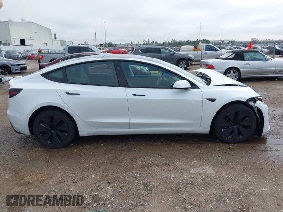 2025 Tesla Model 3 Long Range z VIN 5YJ3E1EB9SF904223, wystawiony jako IAAI lot #41611201 z przebiegiem 690 mil mil oraz . Historia ofert i sprzedaży dostępna na DreamBid. Obrazek 13.