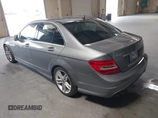 2012 Mercedes-Benz C 300 Sport z VIN WDDGF8BB2CR226900, wystawiony jako IAAI lot #42281921 z przebiegiem 186 173 mil mil oraz . Historia ofert i sprzedaży dostępna na DreamBid. Obrazek 3.