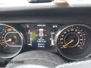 2018 Jeep Wrangler Unlimited Sahara z VIN 1C4HJXEN6JW332956, wystawiony jako IAAI lot #41477681 z przebiegiem 97 446 mil mil oraz . Historia ofert i sprzedaży dostępna na DreamBid. Obrazek 7.