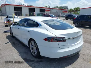 2013 Tesla Model S с VIN 5YJSA1AC8DFP10260, выставлен на аукционе IAAI как лот 42545156 с пробегом 121 329 миль миль и . История ставок и продаж доступна на DreamBid. Изображение 3.
