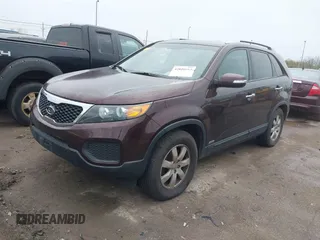 2013 Kia Sorento LX with VIN 5XYKTDA21DG348056, listed as a IAAI auction lot 42020513 with 233,308 mi miles. Bid and sale history available at carsss.com. Image 2.