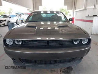 2018 Dodge Challenger SXT z VIN 2C3CDZAG5JH339596, wystawiony jako IAAI lot #42343718 z przebiegiem 62 113 mil mil oraz . Historia ofert i sprzedaży dostępna na DreamBid. Obrazek 13.