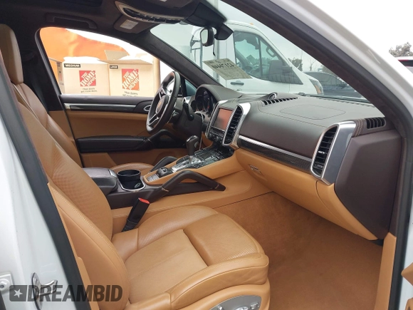 2016 Porsche Cayenne Turbo z VIN WP1AC2A20GLA85193, wystawiony jako IAAI lot #42170440 z przebiegiem 95 999 mil mil oraz . Historia ofert i sprzedaży dostępna na DreamBid. Obrazek 5.