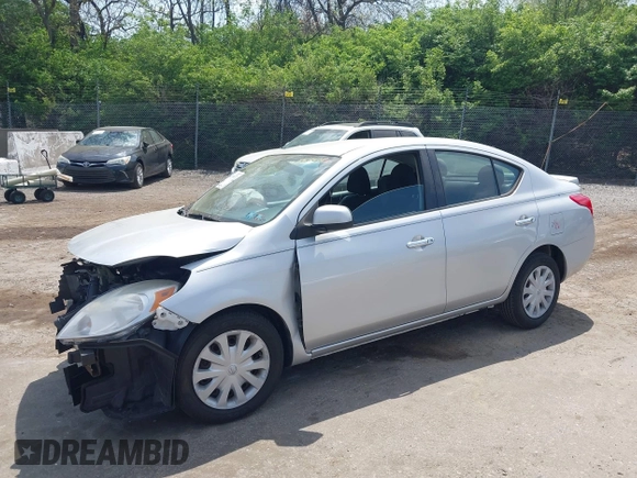 2013 Nissan Versa S Plus z VIN 3N1CN7AP8DL859478, wystawiony jako IAAI lot #42098071 z przebiegiem 107 941 mil mil oraz . Historia ofert i sprzedaży dostępna na DreamBid. Obrazek 16.