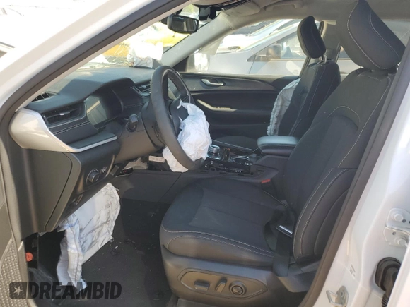 2023 Jeep Grand Cherokee Laredo z VIN 1C4RJJAG0P8843486, wystawiony jako Copart lot #50243525 z przebiegiem 5 874 mil mil oraz Czysty tytuł • Clean title. Historia ofert i sprzedaży dostępna na DreamBid. Obrazek 7.