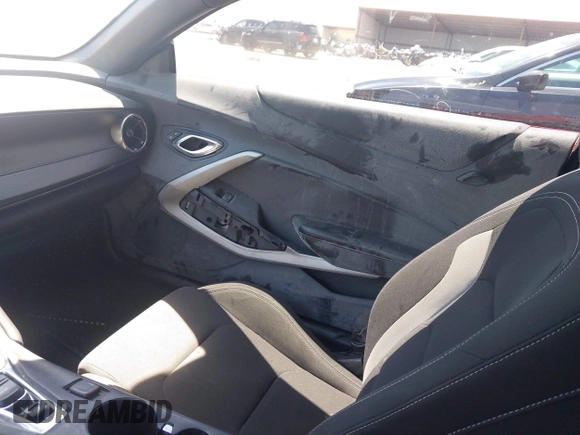 2017 Chevrolet Camaro 1LT z VIN 1G1FB1RS4H0201483, wystawiony jako IAAI lot #42313718 z przebiegiem 84 031 mil mil oraz . Historia ofert i sprzedaży dostępna na DreamBid. Obrazek 5.