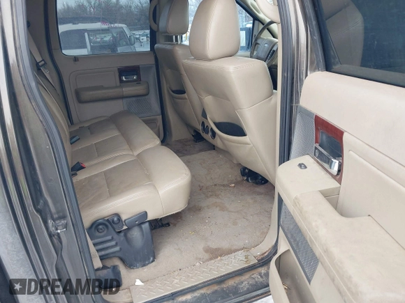 2008 Ford F-150 XLT z VIN 1FTPW14V18FB71129, wystawiony jako IAAI lot #41252246 z przebiegiem 282 129 mil mil oraz . Historia ofert i sprzedaży dostępna na DreamBid. Obrazek 8.