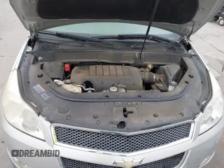 2012 Chevrolet Traverse LS z VIN 1GNKRFED2CJ354122, wystawiony jako IAAI lot #42267587 z przebiegiem 43 585 mil mil oraz . Historia ofert i sprzedaży dostępna na DreamBid. Obrazek 10.
