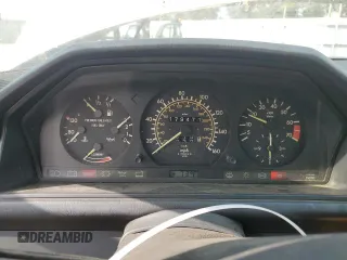1988 Mercedes-Benz 300 E z VIN WDBEA30D4JA640293, wystawiony jako Copart lot #50998785 z przebiegiem 179 471 mil mil oraz Czysty tytuł • Clean title. Historia ofert i sprzedaży dostępna na DreamBid. Obrazek 9.