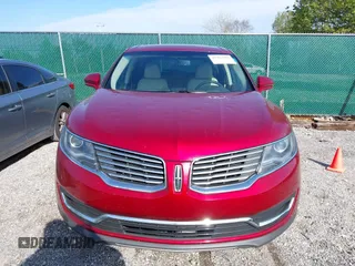 2018 Lincoln MKX Premiere z VIN 2LMPJ6JR9JBL49816, wystawiony jako IAAI lot #41963904 z przebiegiem 62 429 mil mil oraz . Historia ofert i sprzedaży dostępna na DreamBid. Obrazek 6.