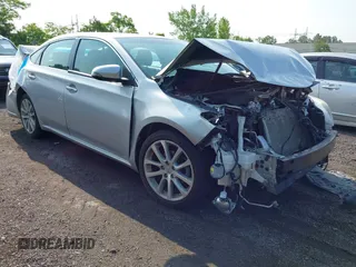 2013 Toyota Avalon XLE z VIN 4T1BK1EB7DU035647, wystawiony jako IAAI lot #42456762 z przebiegiem 136 018 mil mil oraz . Historia ofert i sprzedaży dostępna na DreamBid. Obrazek 1.