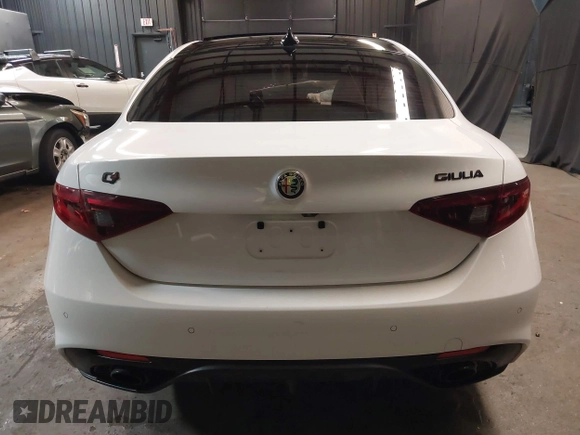 2020 Alfa Romeo Giulia z VIN ZARFANAN9L7630017, wystawiony jako IAAI lot #41676730 z przebiegiem 45 395 mil mil oraz . Historia ofert i sprzedaży dostępna na DreamBid. Obrazek 16.