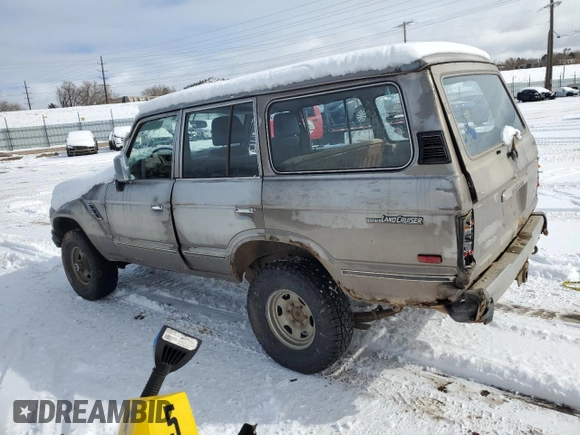 1985 Toyota Land Cruiser z VIN JT3FJ60G8F1127643, wystawiony jako Copart lot #46289955 z przebiegiem 276 869 mil mil oraz Czysty tytuł • Clean title. Historia ofert i sprzedaży dostępna na DreamBid. Obrazek 2.