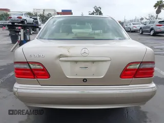 2001 Mercedes-Benz E 320 z VIN WDBJF65J71B245423, wystawiony jako IAAI lot #42117041 z przebiegiem 143 885 mil mil oraz . Historia ofert i sprzedaży dostępna na DreamBid. Obrazek 17.