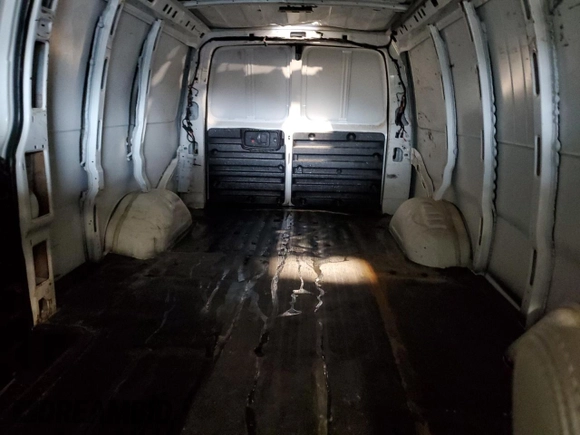 2019 Chevrolet Express Cargo z VIN 1GCWGBFG2K1277946, wystawiony jako Copart lot #60071425 z przebiegiem 188 599 mil mil oraz Szkoda całkowita • Salvage title. Historia ofert i sprzedaży dostępna na DreamBid. Obrazek 10.