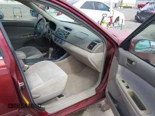 2004 Toyota Camry LE z VIN 4T1BE30K74U364617, wystawiony jako IAAI lot #42046280 z przebiegiem 150 659 mil mil oraz . Historia ofert i sprzedaży dostępna na DreamBid. Obrazek 5.