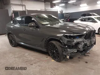 2022 BMW X6 M50i z VIN 5UXCY8C09N9J10272, wystawiony jako IAAI lot #41938384 z przebiegiem 62 624 mil mil oraz . Historia ofert i sprzedaży dostępna na DreamBid. Obrazek 1.