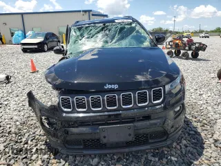 2024 Jeep Compass Latitude z VIN 3C4NJDBNXRT133089, wystawiony jako Copart lot #56872625 z przebiegiem 25 282 mil mil oraz Nie do naprawy • Non repairable. Historia ofert i sprzedaży dostępna na DreamBid. Obrazek 5.