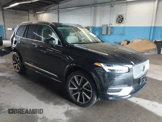 2023 Volvo XC90 Plus z VIN YV4L12PN0P1903242, wystawiony jako IAAI lot #42199970 z przebiegiem 26 952 mil mil oraz . Historia ofert i sprzedaży dostępna na DreamBid. Obrazek 1.