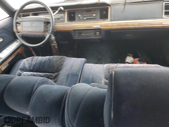 1991 Mercury Grand Marquis z VIN 2MECM75F9MX641760, wystawiony jako Copart lot #59421315 z przebiegiem 47 764 mil mil oraz Czysty tytuł • Clean title. Historia ofert i sprzedaży dostępna na DreamBid. Obrazek 8.