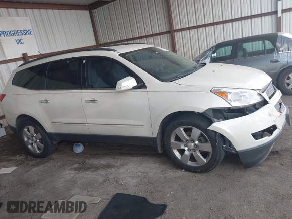2011 Chevrolet Traverse LTZ z VIN 1GNKRLEDXBJ326016, wystawiony jako IAAI lot #42260167 z przebiegiem 163 447 mil mil oraz . Historia ofert i sprzedaży dostępna na DreamBid. Obrazek 13.
