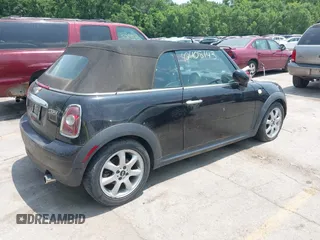 2010 MINI Convertible z VIN WMWMR3C51ATU97251, wystawiony jako IAAI lot #42408143 z przebiegiem 117 315 mil mil oraz . Historia ofert i sprzedaży dostępna na DreamBid. Obrazek 4.