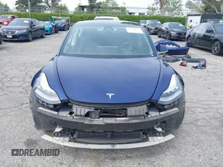 2020 Tesla Model 3 Standard Range Plus z VIN 5YJ3E1EA8LF785010, wystawiony jako IAAI lot #42130951 z przebiegiem 90 072 mil mil oraz . Historia ofert i sprzedaży dostępna na DreamBid. Obrazek 13.