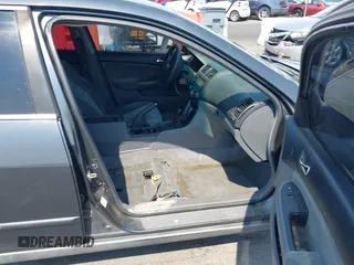 2005 Honda Accord LX z VIN 1HGCM56405A141551, wystawiony jako IAAI lot #42754807 z przebiegiem 251 759 mil mil oraz . Historia ofert i sprzedaży dostępna na DreamBid. Obrazek 5.