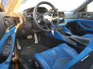 2023 Nissan Z Performance с VIN JN1BZ4BH6PM311169, выставлен на аукционе Copart как лот 47625645 с пробегом 27 203 миль миль и Списание • Salvage title. История ставок и продаж доступна на DreamBid. Изображение 8.