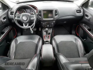 2020 Jeep Compass Trailhawk z VIN 3C4NJDDB1LT122251, wystawiony jako Copart lot #55255875 z przebiegiem 104 462 mil mil oraz Szkoda całkowita • Salvage title. Historia ofert i sprzedaży dostępna na DreamBid. Obrazek 8.