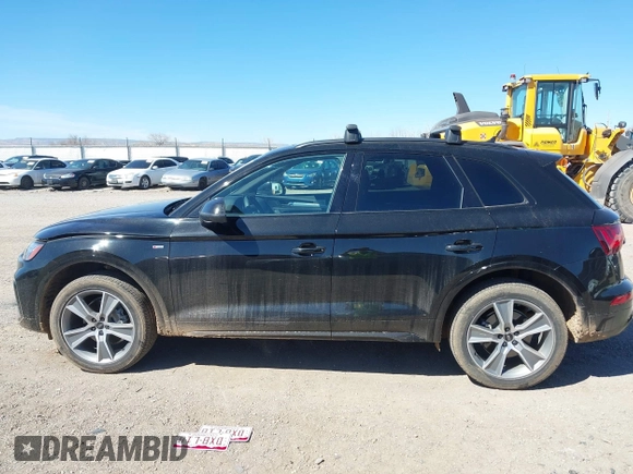 2025 Audi Q5 S line Premium z VIN WA1GAAFY7S2022643, wystawiony jako IAAI lot #41881316 z przebiegiem 8367 mil mil oraz . Historia ofert i sprzedaży dostępna na DreamBid. Obrazek 14.