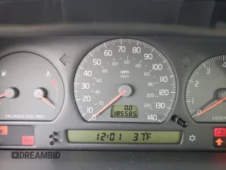 1998 Volvo S70 z VIN YV1LS5676W1522671, wystawiony jako Copart lot #88859815 z przebiegiem 185 585 mil mil oraz Szkody całkowita. Historia ofert i sprzedaży dostępna na DreamBid. Obrazek 9.