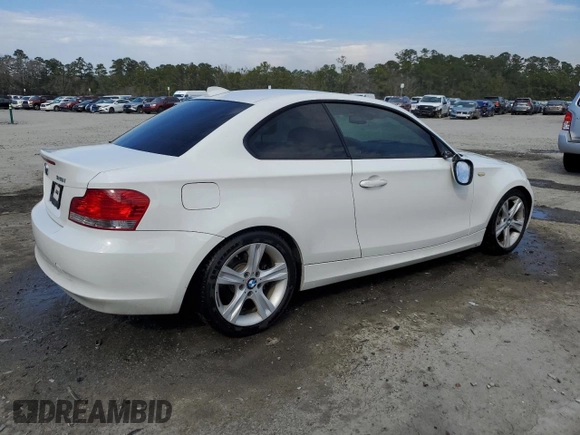 2011 BMW 1 Series 128i z VIN WBAUP7C51BVP21668, wystawiony jako Copart lot #46258635 z przebiegiem 111 911 mil mil oraz Szkody całkowita. Historia ofert i sprzedaży dostępna na DreamBid. Obrazek 3.
