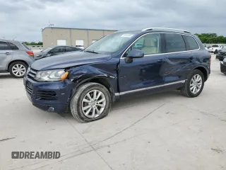 2013 Volkswagen Touareg Exec z VIN WVGEF9BP6DD013915, wystawiony jako Copart lot #55024485 z przebiegiem 238 848 mil mil oraz Szkody całkowita. Historia ofert i sprzedaży dostępna na DreamBid. Obrazek 1.