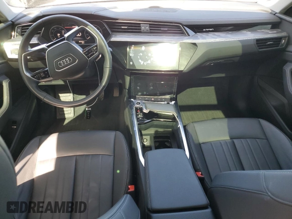 2021 Audi e-tron Premium z VIN WA1AAAGE9MB023564, wystawiony jako Copart lot #43758054 z przebiegiem 28 448 mil mil oraz Szkody całkowita. Historia ofert i sprzedaży dostępna na DreamBid. Obrazek 8.