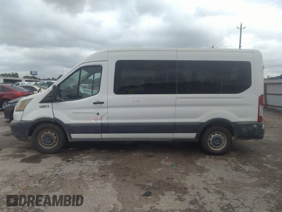 2015 Ford Transit Passenger XL z VIN 1FBAX2CG3FKA97085, wystawiony jako IAAI lot #42210744 z przebiegiem 81 911 mil mil oraz . Historia ofert i sprzedaży dostępna na DreamBid. Obrazek 14.