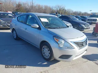2019 Nissan Versa SV z VIN 3N1CN7AP4KL870068, wystawiony jako IAAI lot #41730885 z przebiegiem 78 980 mil mil oraz . Historia ofert i sprzedaży dostępna na DreamBid. Obrazek 1.