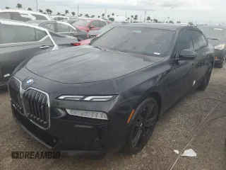 2024 BMW i7 xDrive60 z VIN WBY53EJ0XRCP79376, wystawiony jako Copart lot #74859304 z przebiegiem 12 526 mil mil oraz Nie do naprawy. Historia ofert i sprzedaży dostępna na DreamBid. Obrazek 1.