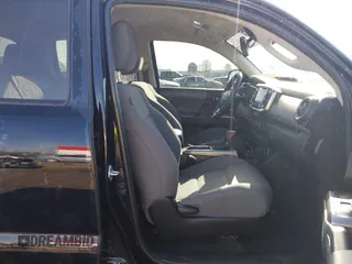 2023 Toyota Tacoma SR5 z VIN 3TYAZ5CN5PT036387, wystawiony jako IAAI lot #42077284 z przebiegiem 34 568 mil mil oraz . Historia ofert i sprzedaży dostępna na DreamBid. Obrazek 5.