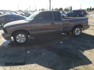 1998 GMC Sonoma SLS with VIN 1GTCS19X2W8516898, listed as a Copart auction lot 43939394 with 257,328 mi miles and Salvage Title. Bid and sale history available at DreamBid. Image 1.