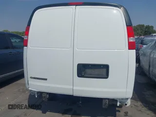 2022 Chevrolet City Express Cargo z VIN 1GCZGGFP5N1163745, wystawiony jako IAAI lot #37373527 z przebiegiem 9358 mil mil oraz . Historia ofert i sprzedaży dostępna na DreamBid. Obrazek 17.