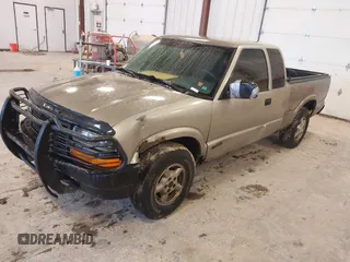 2002 Chevrolet S-10 LS with VIN 1GCDT19WX28127512, listed as a IAAI auction lot 41708908 with 214,549 mi miles. Bid and sale history available at carsss.com. Image 2.