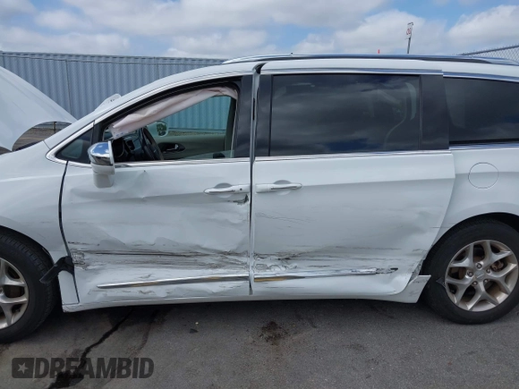 2018 Chrysler Pacifica Limited z VIN 2C4RC1GG5JR330263, wystawiony jako IAAI lot #41953935 z przebiegiem 92 038 mil mil oraz . Historia ofert i sprzedaży dostępna na DreamBid. Obrazek 6.