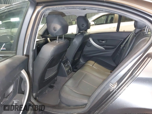 2015 BMW 3 Series 320i xDrive z VIN WBA3C3G57FNS76157, wystawiony jako IAAI lot #42042392 z przebiegiem 93 756 mil mil oraz . Historia ofert i sprzedaży dostępna na DreamBid. Obrazek 8.