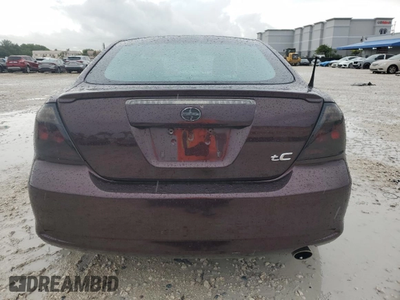 2010 Scion tC z VIN JTKDE3B79A0309636, wystawiony jako Copart lot #58693935 z przebiegiem 153 413 mil mil oraz Czysty tytuł • Clean title. Historia ofert i sprzedaży dostępna na DreamBid. Obrazek 6.