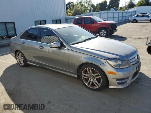 2013 Mercedes-Benz C 300 Sport z VIN WDDGF8AB6DA816602, wystawiony jako Copart lot #59188125 z przebiegiem 158 834 mil mil oraz Czysty tytuł • Clean title. Historia ofert i sprzedaży dostępna na DreamBid. Obrazek 4.