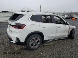 2025 BMW X1 xDrive28i z VIN WBX73EF04S5205310, wystawiony jako Copart lot #51547245 z przebiegiem Nie podano mil oraz Szkody całkowita. Historia ofert i sprzedaży dostępna na DreamBid. Obrazek 3.