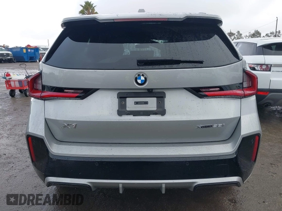 2023 BMW X1 xDrive28i z VIN WBX73EF02P5X48940, wystawiony jako IAAI lot #41528706 z przebiegiem 10 683 mil mil oraz . Historia ofert i sprzedaży dostępna na DreamBid. Obrazek 16.