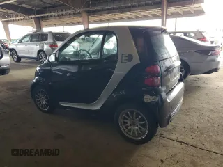 2013 Smart fortwo Passion z VIN WMEEJ9AA2DK673558, wystawiony jako Copart lot #50930415 z przebiegiem Nie podano mil oraz Tytuł czysty. Historia ofert i sprzedaży dostępna na DreamBid. Obrazek 2.