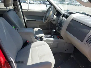 2011 Ford Escape XLT z VIN 1FMCU9D79BKB50978, wystawiony jako IAAI lot #42065969 z przebiegiem 156 619 mil mil oraz . Historia ofert i sprzedaży dostępna na DreamBid. Obrazek 5.
